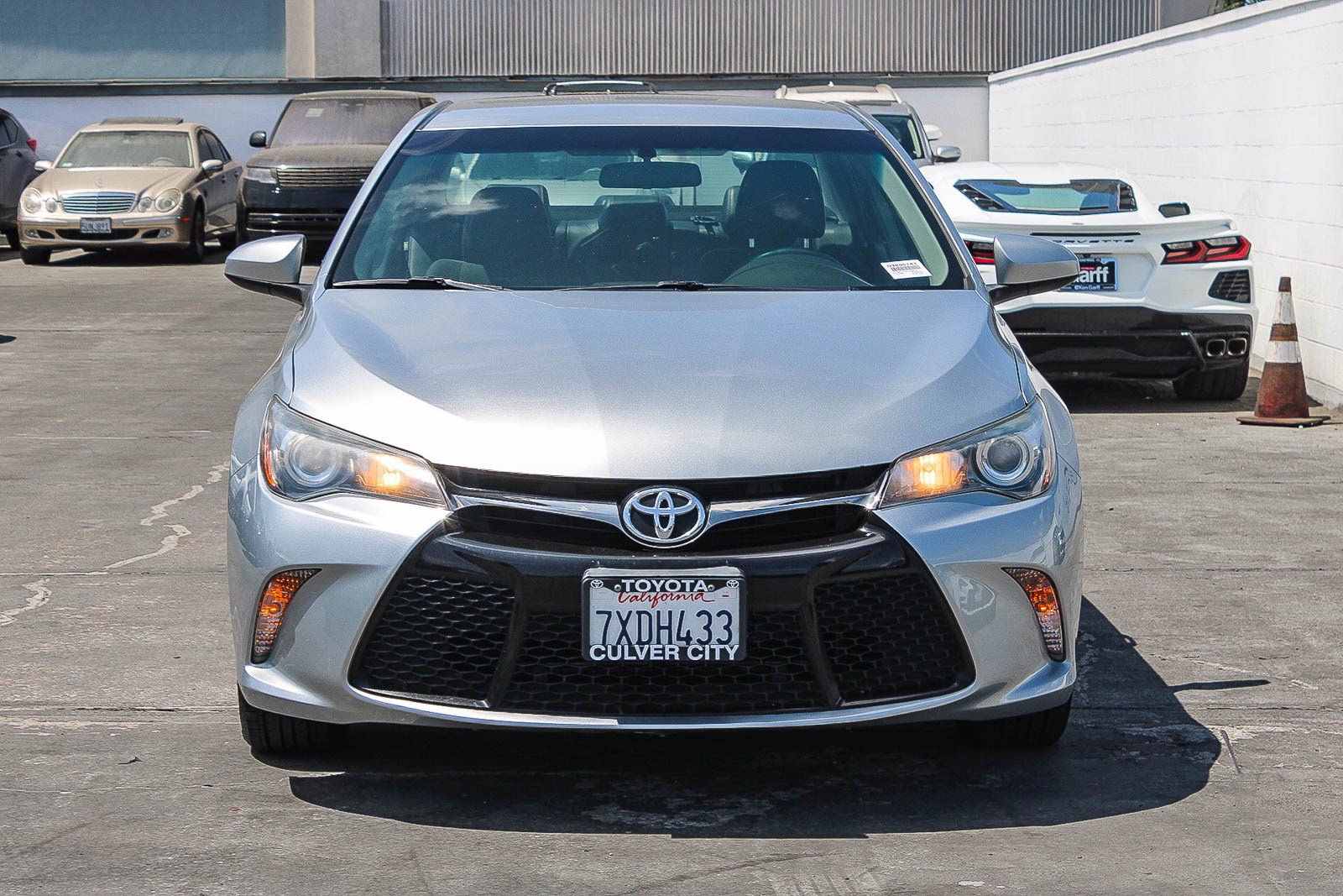 Used 2017 Toyota Camry SE FWD image 2