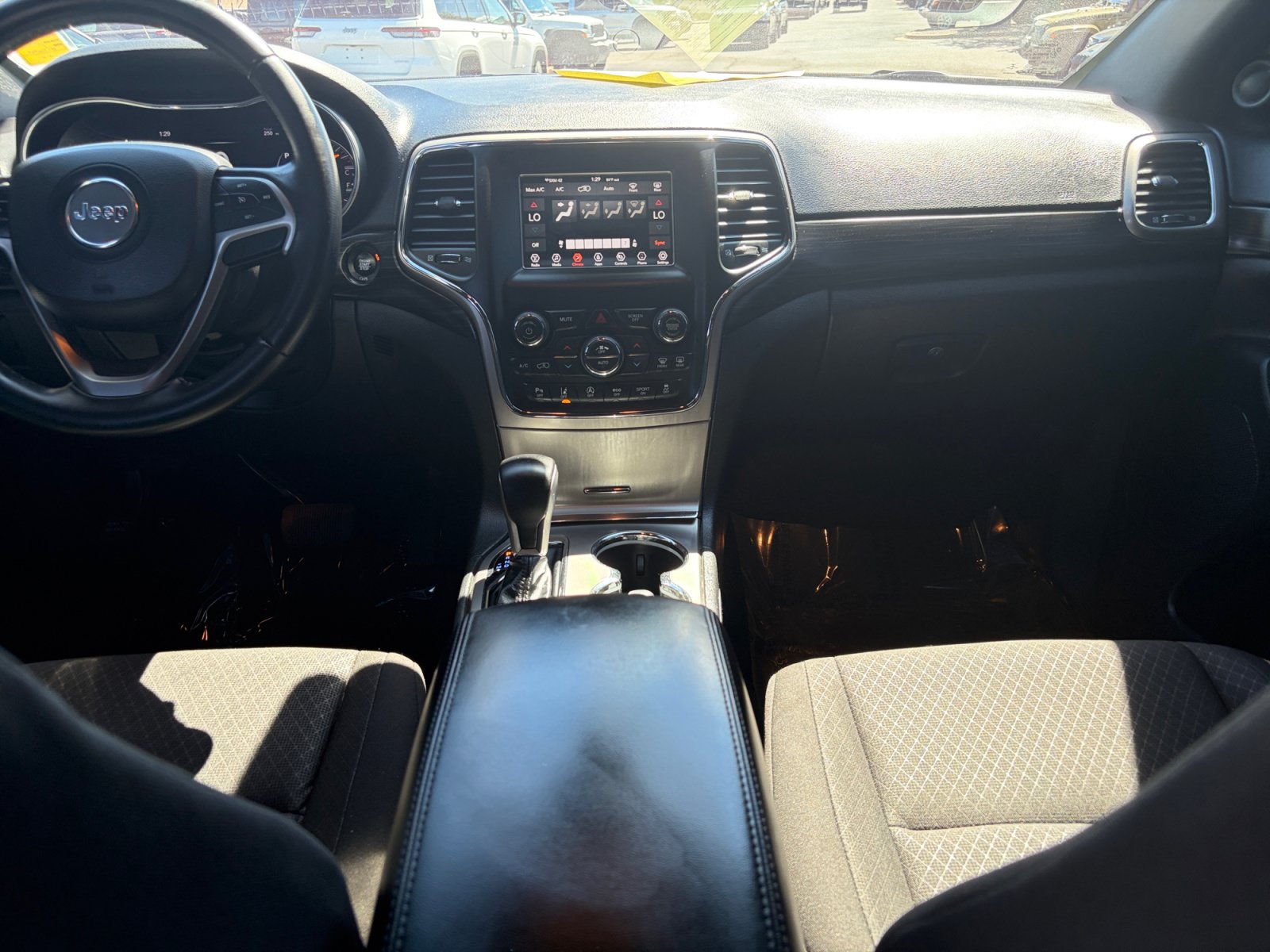 Used 2021 Jeep Grand Cherokee Laredo AWD/4WD image 17
