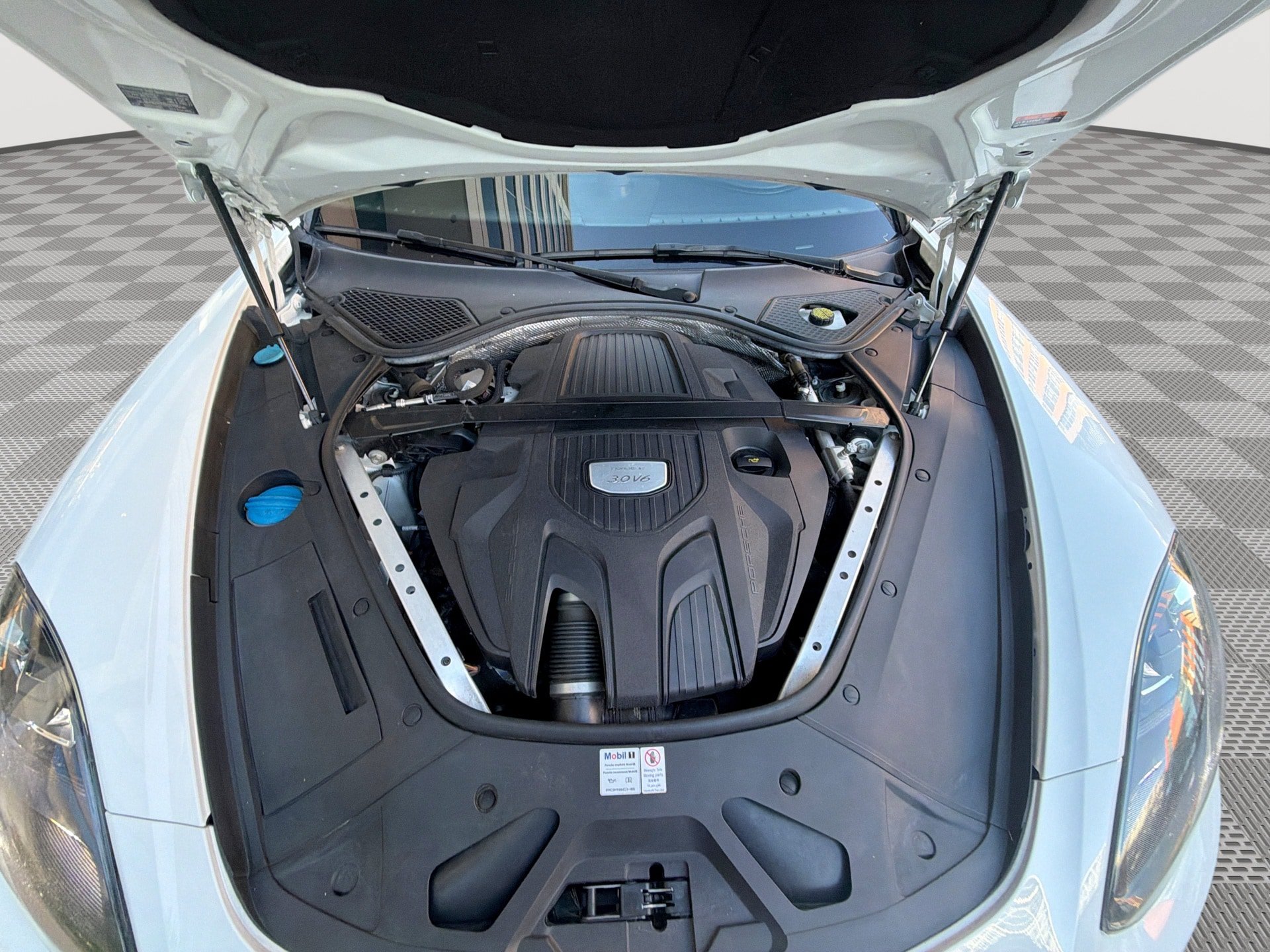 Used 2018 Porsche Panamera RWD image 18