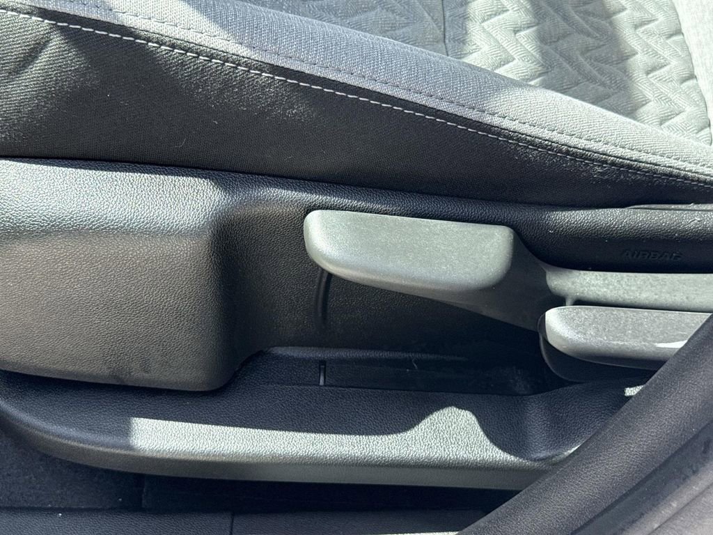 Used 2022 Chevrolet Equinox LS image 32