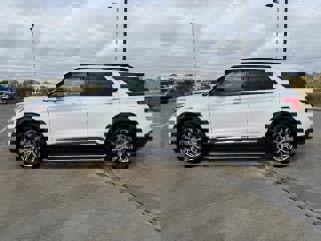 Used 2022 Ford Explorer XLT w/ Equipment Group 202A image 2