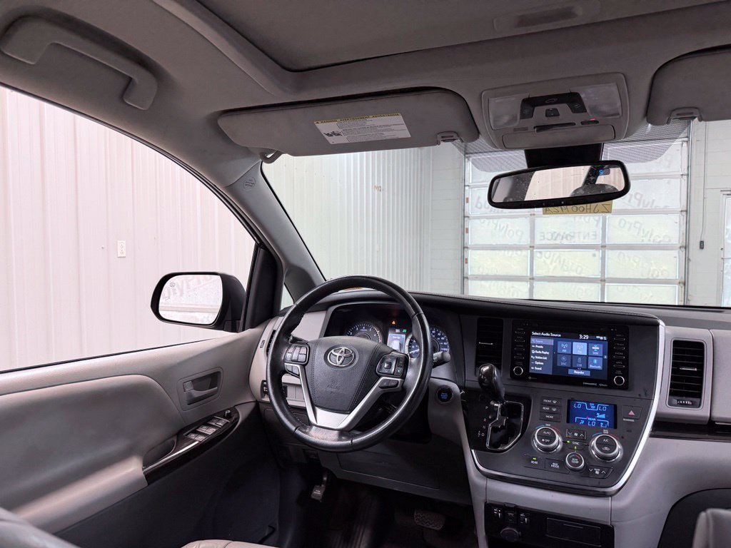 Used 2018 Toyota Sienna XLE w/ XLE Navigation Package FWD image 23
