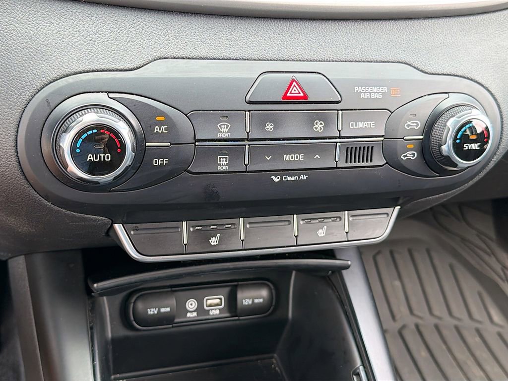 Used 2017 Kia Sorento LX w/ LX Convenience Package image 12