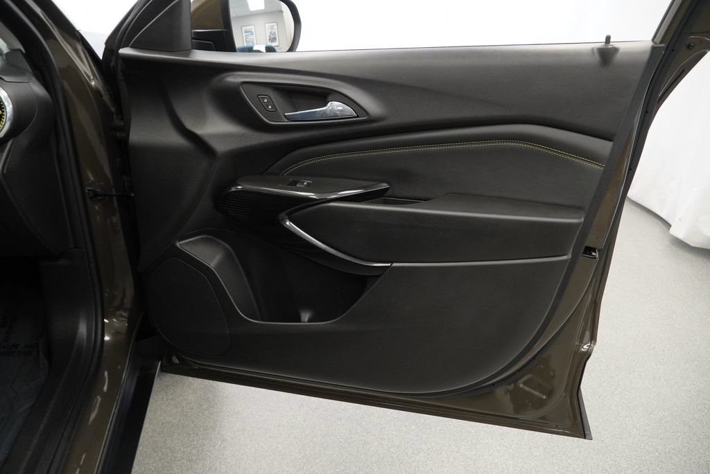 Certified 2024 Chevrolet Trax LT w/ Sunroof Package FWD image 30