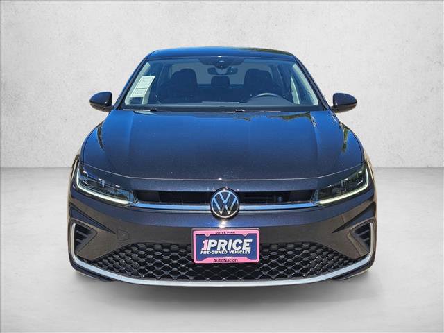 Used 2025 Volkswagen Jetta SE image 2