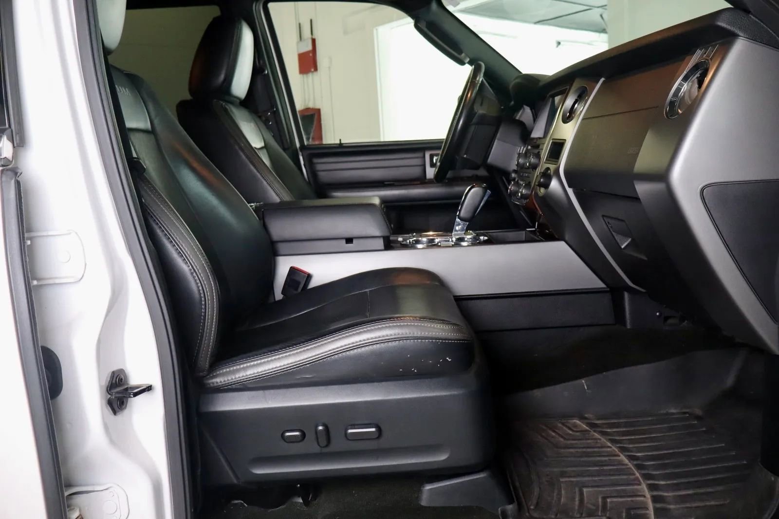 Used 2016 Ford Expedition EL Platinum image 18