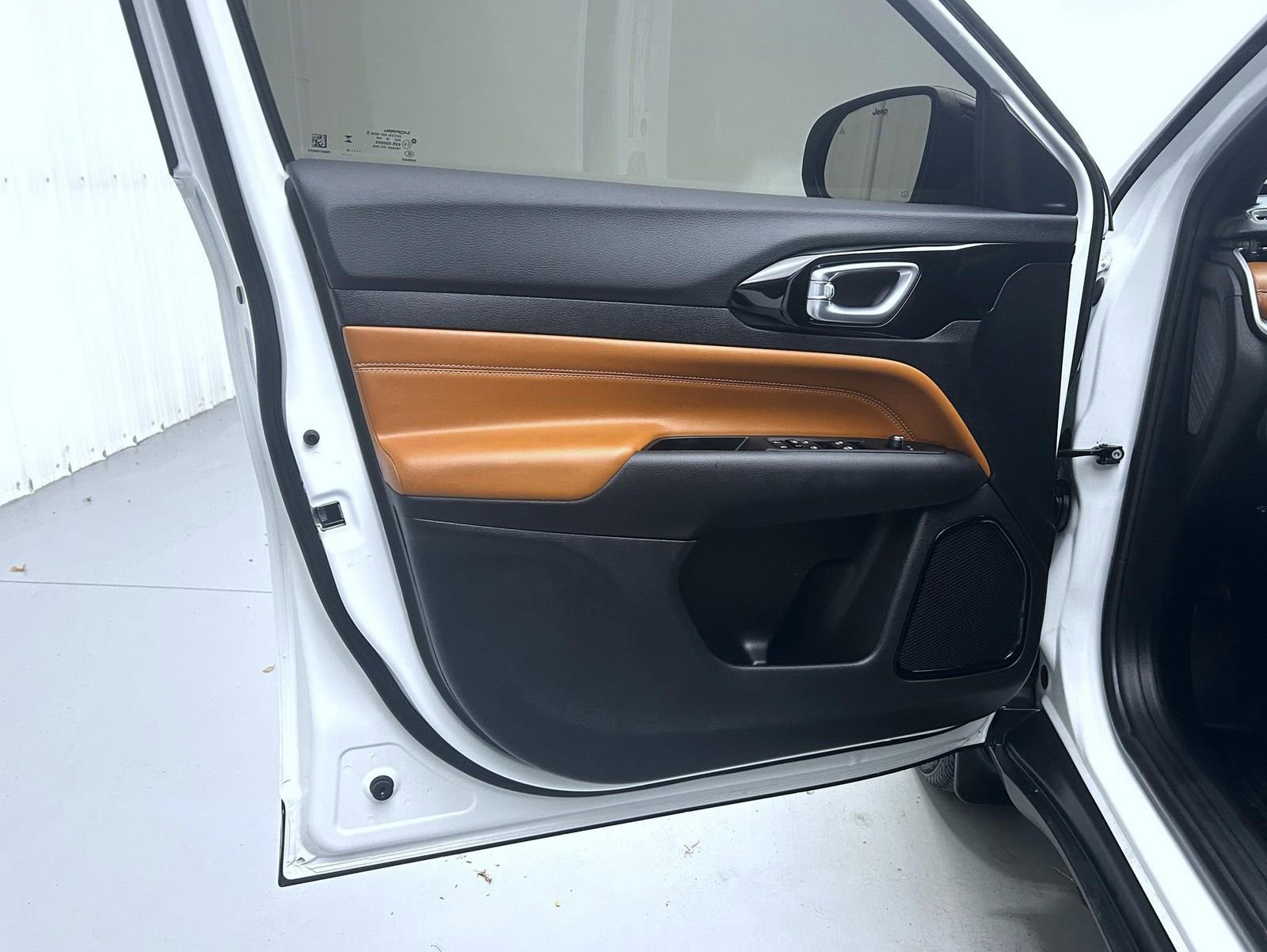 Used 2025 Jeep Compass Limited image 9