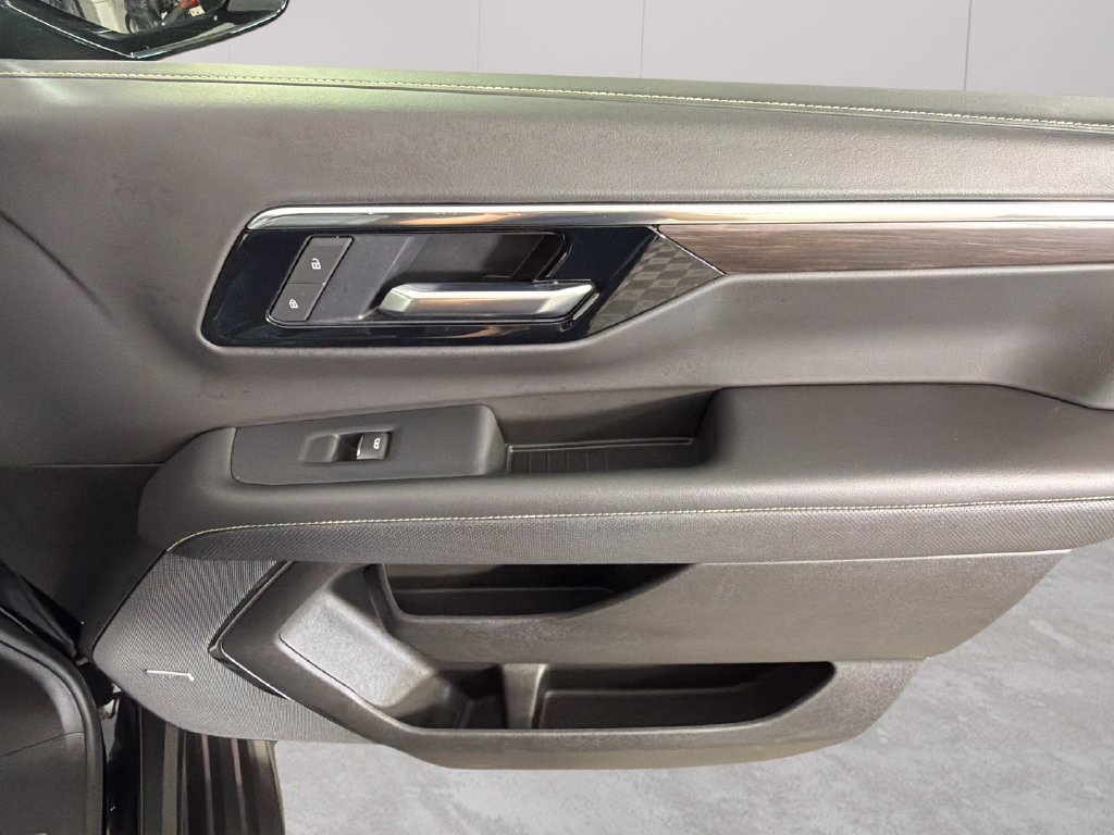 Used 2026 Chevrolet Suburban Premier AWD/4WD image 32