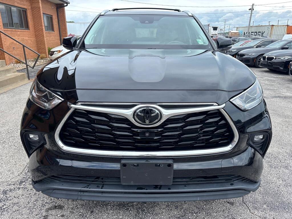 Used 2021 Toyota Highlander Limited image 3