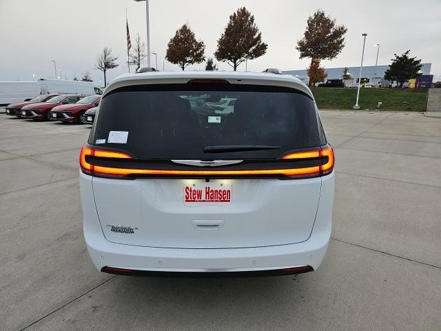 New 2026 Chrysler Pacifica Pinnacle image 5