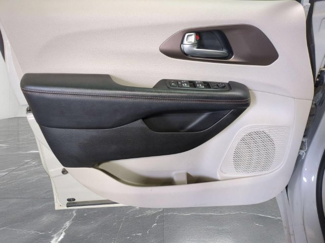Used 2017 Chrysler Pacifica Touring-L Plus FWD image 14