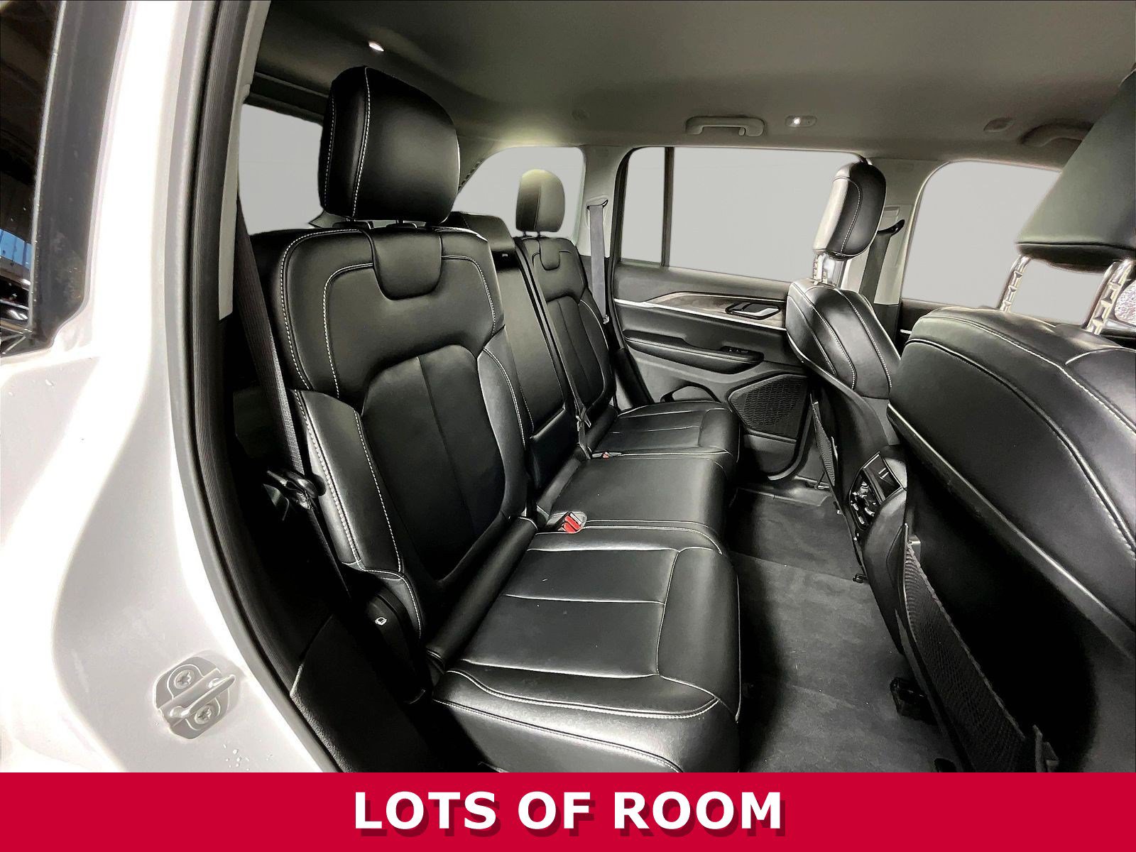 Used 2023 Jeep Grand Cherokee Limited w/ Black Appearance Package AWD/4WD image 24