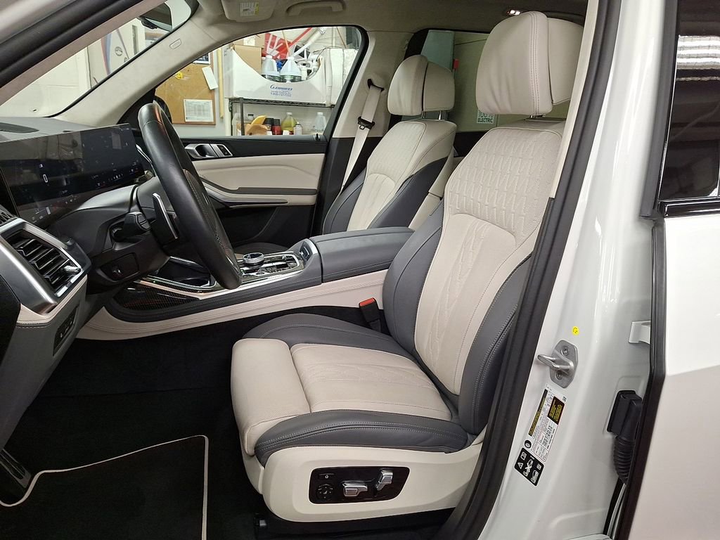 Used 2025 BMW X7 M60i image 11