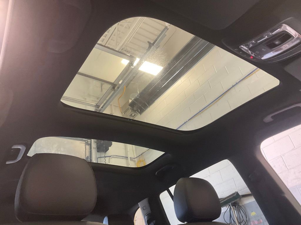 Used 2023 Mercedes-Benz GLB 250 4MATIC w/ Premium Package image 25