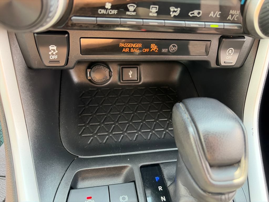 Used 2020 Toyota RAV4 LE w/ All Weather Liner Package AWD/4WD image 21