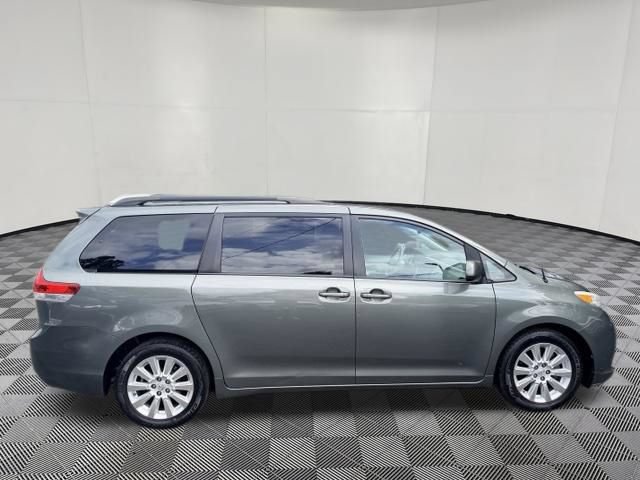 Used 2014 Toyota Sienna LE AWD/4WD image 6