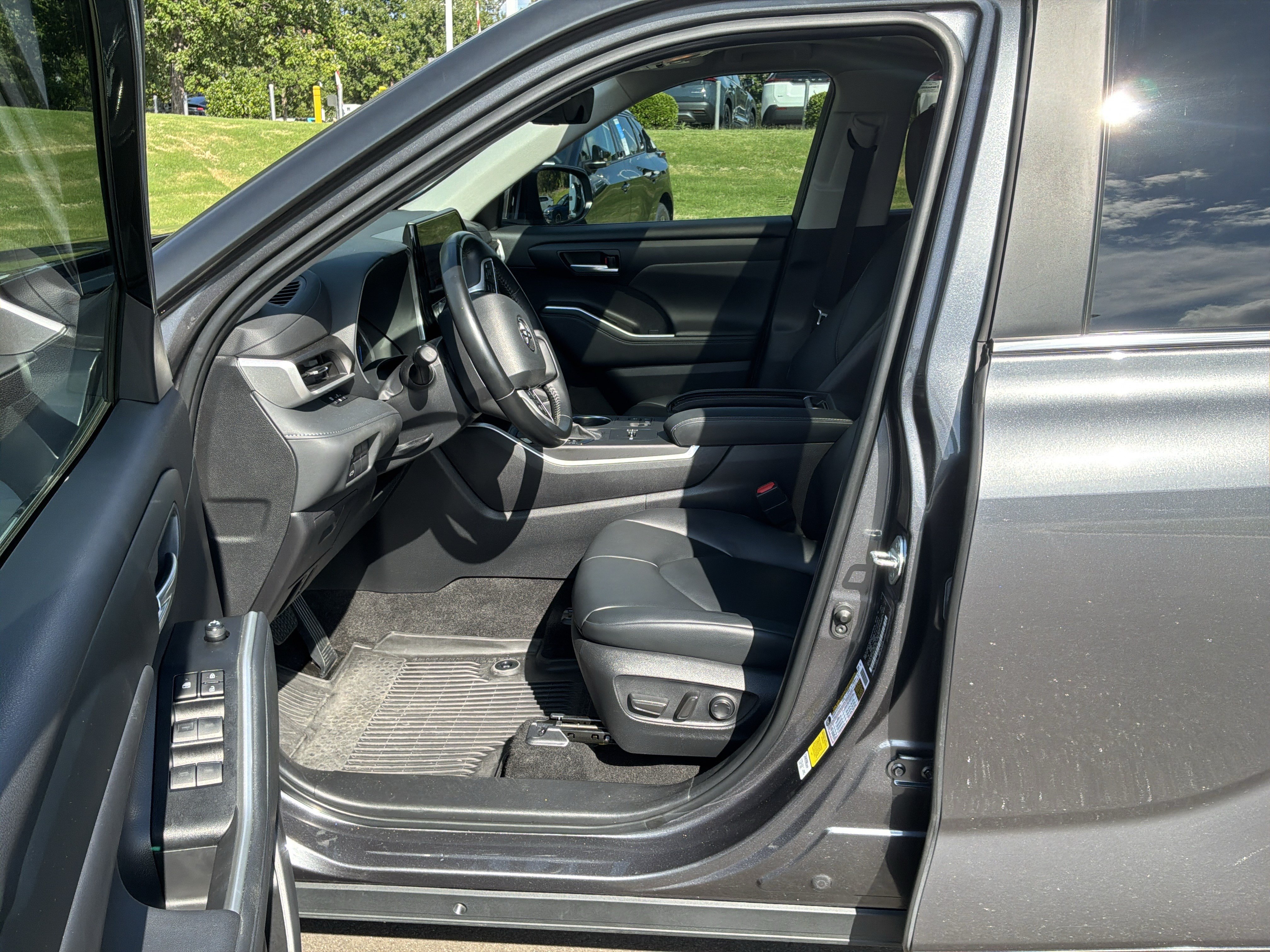 Used 2023 Toyota Highlander XLE FWD image 16