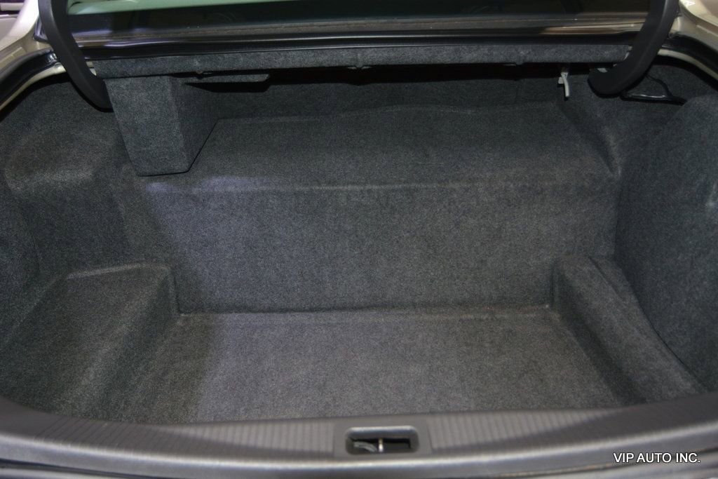 Used 2010 Lincoln Town Car Signature Limited image 33