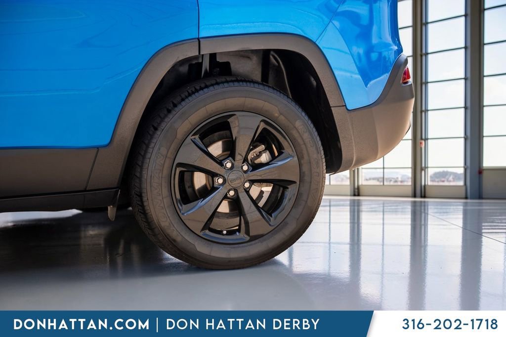 Used 2018 Jeep Cherokee Latitude w/ Altitude Package FWD image 34