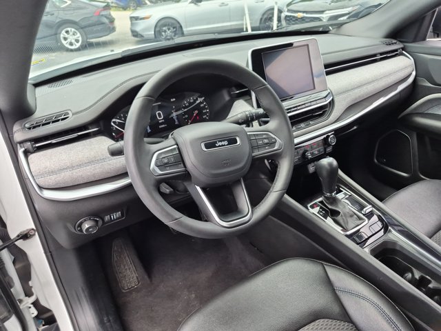 Used 2025 Jeep Compass Latitude w/ Sun & Sound Group AWD/4WD image 15