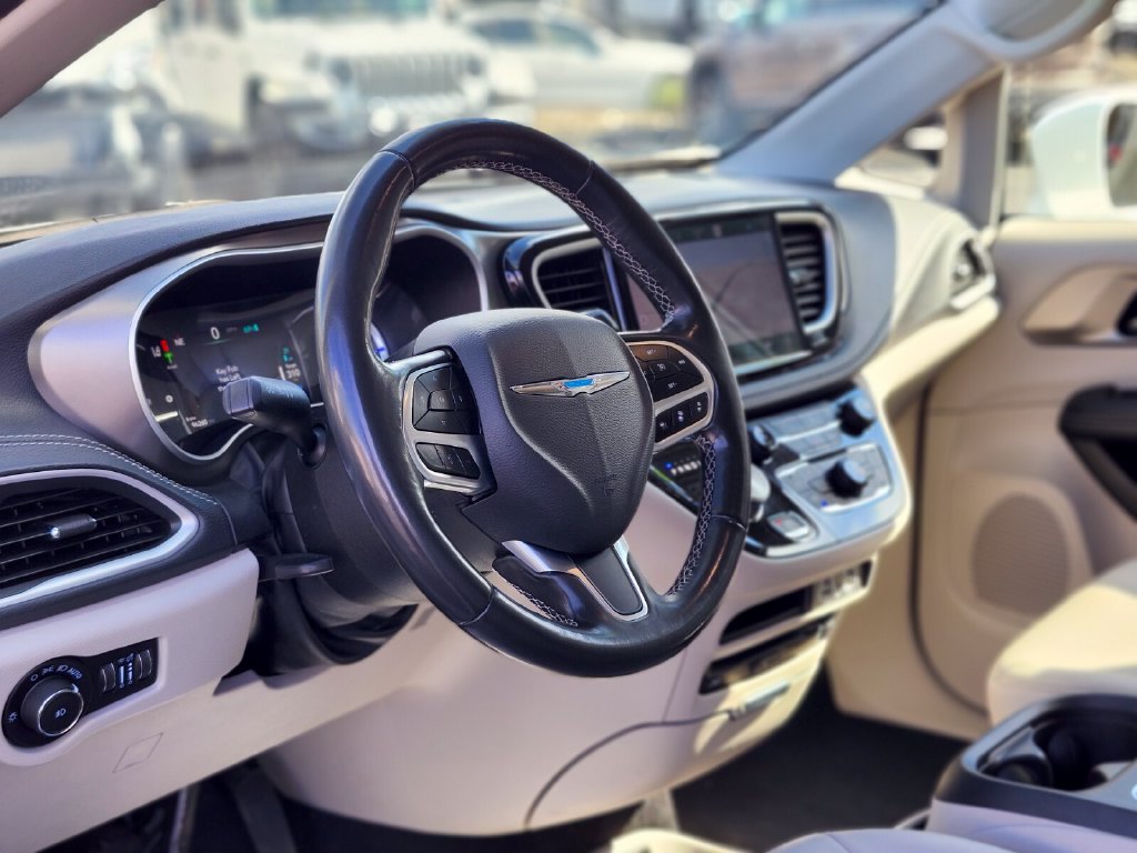 Used 2021 Chrysler Pacifica Touring-L w/ Uconnect Theater Family Group FWD image 20