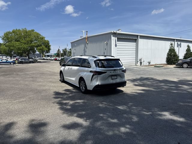 Used 2024 Toyota Sienna XLE FWD image 7