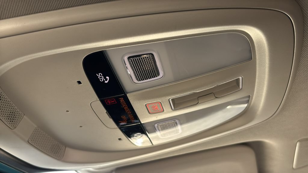 Certified 2025 Volvo XC60 B5 Plus AWD/4WD image 22