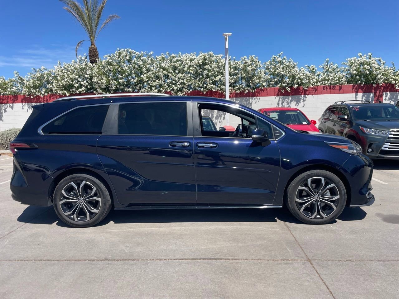 Used 2025 Toyota Sienna Platinum image 3