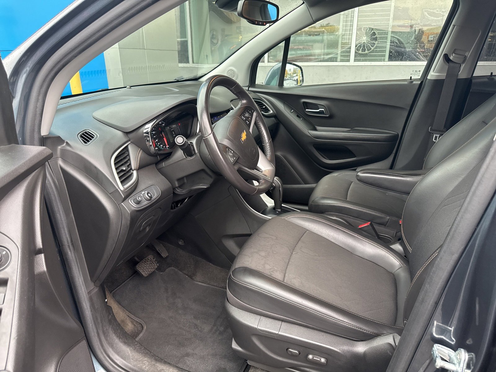 Used 2022 Chevrolet Trax LT w/ LT Convenience Package image 17