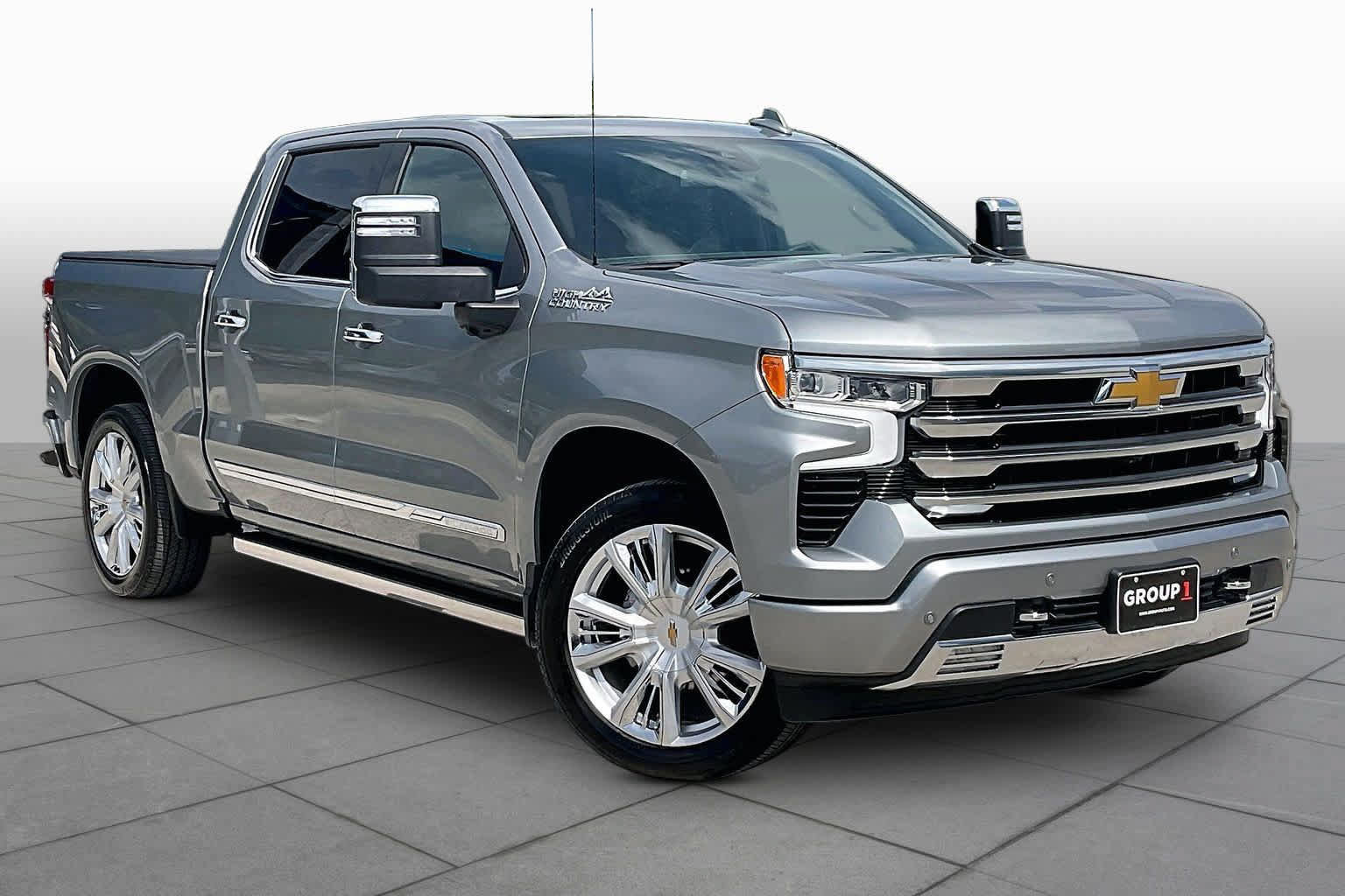 Used 2025 Chevrolet Silverado 1500 High Country w/ High Country Premium Package AWD/4WD image 3