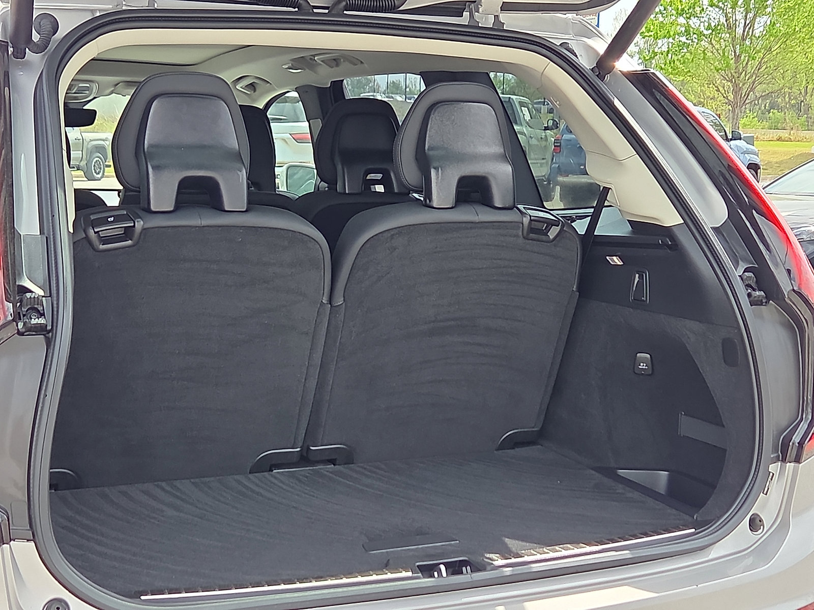 Used 2025 Volvo XC90 B6 Plus image 9