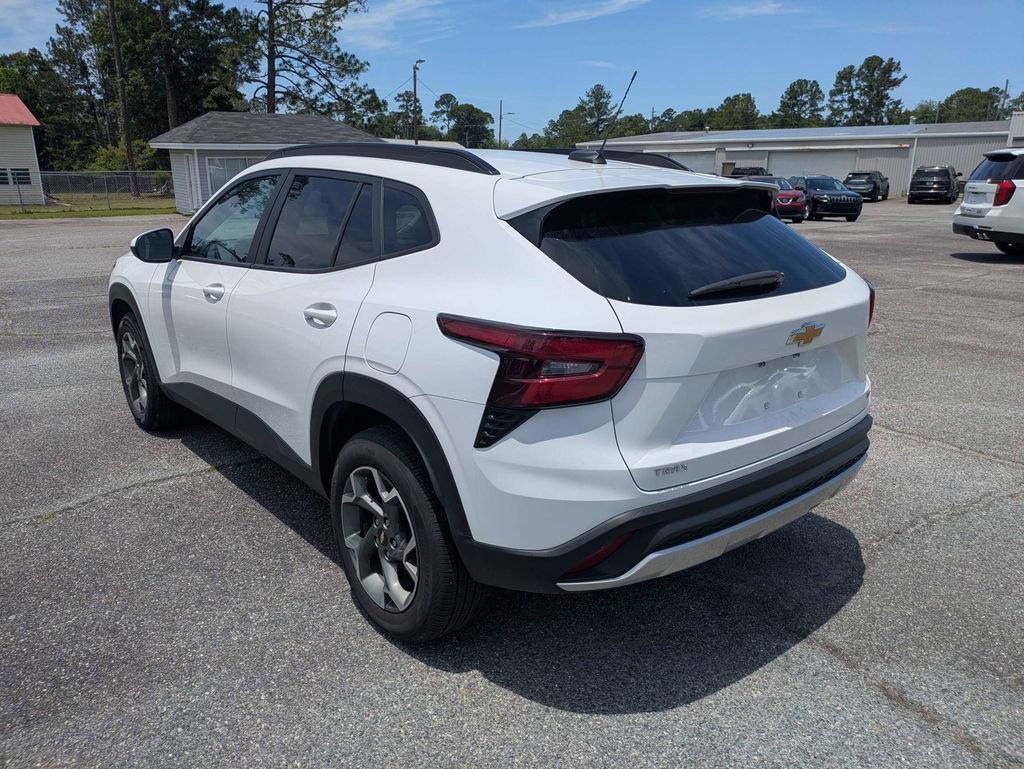 Used 2025 Chevrolet Trax LT FWD image 6