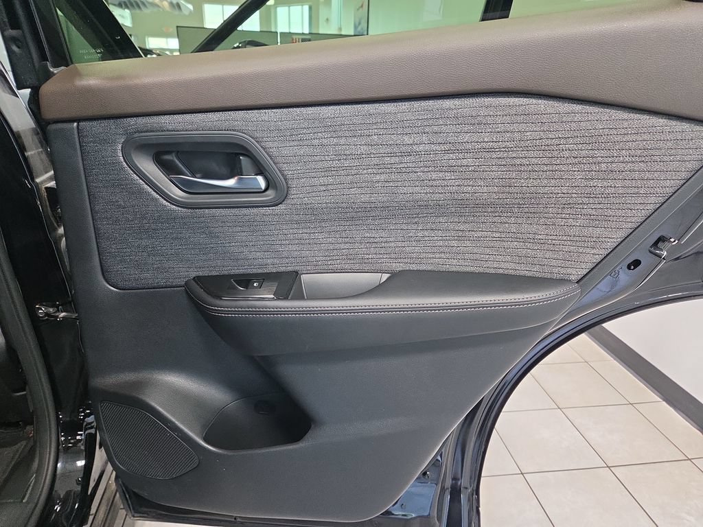 Used 2023 Nissan Rogue SV AWD/4WD image 18