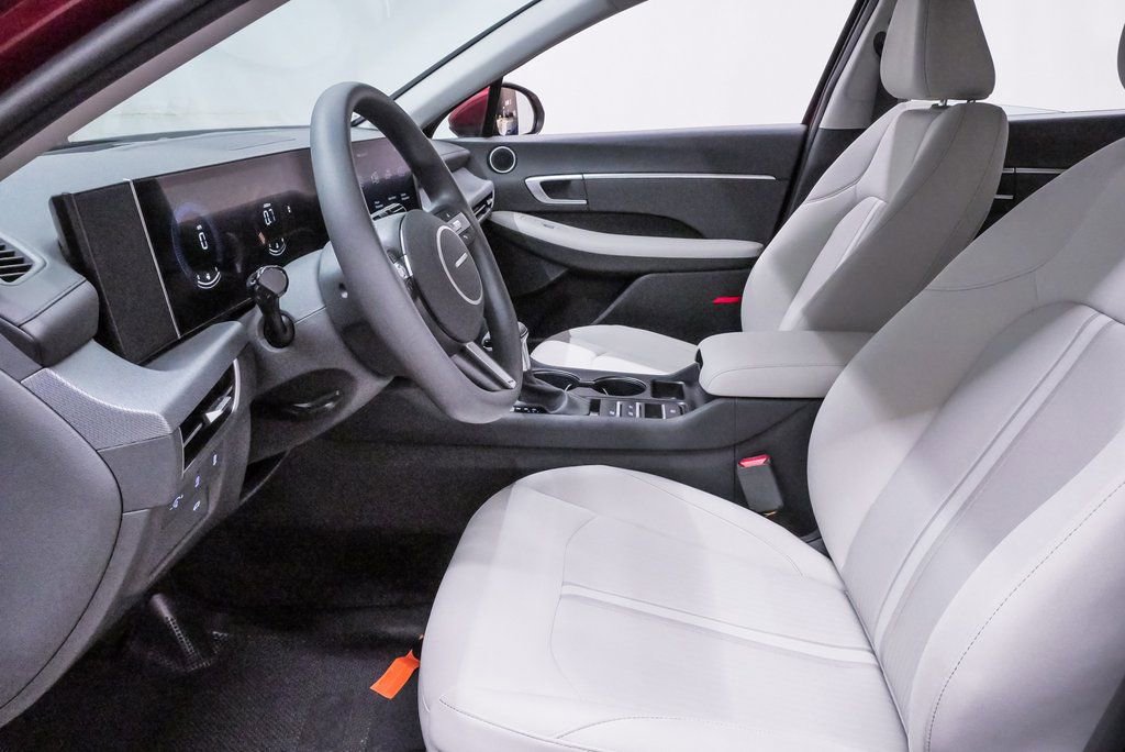 Used 2025 Hyundai Sonata SE image 9
