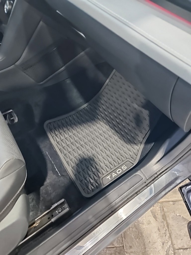 Used 2022 Volkswagen Taos SEL image 14