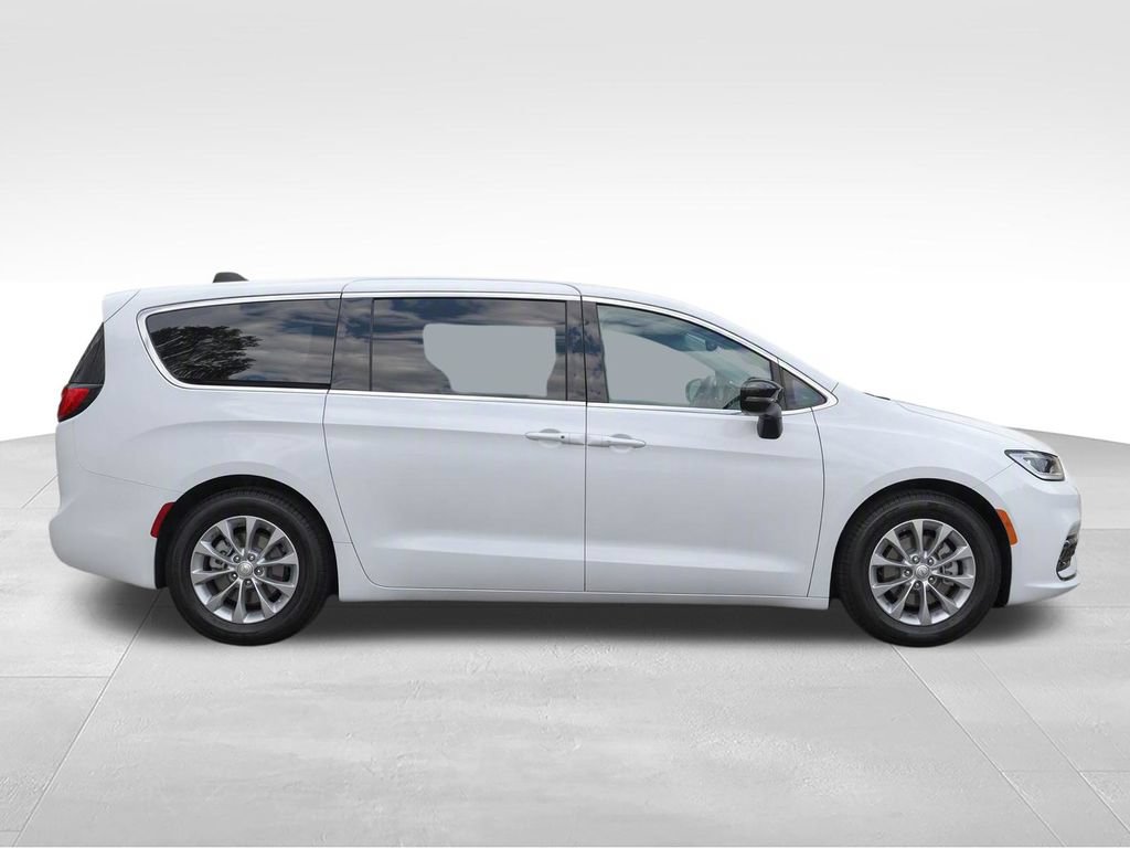 Used 2026 Chrysler Pacifica Limited FWD image 8