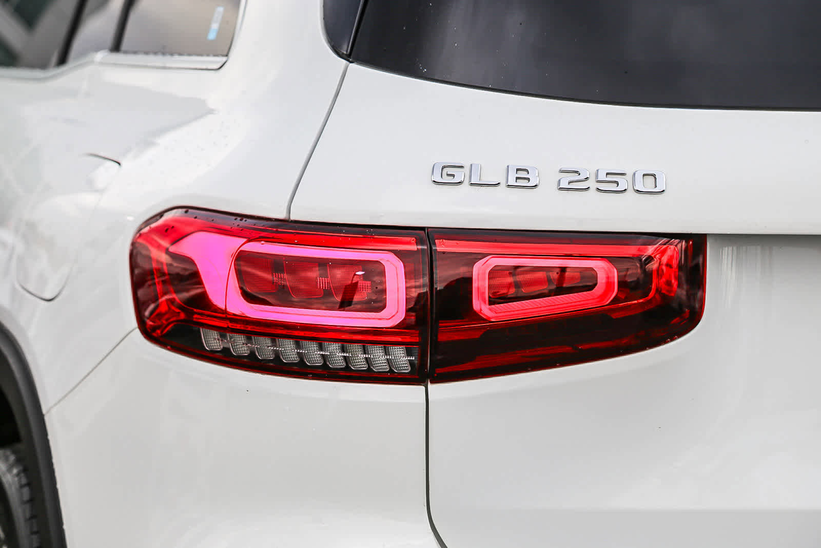 Used 2021 Mercedes-Benz GLB 250 w/ Premium Package image 9