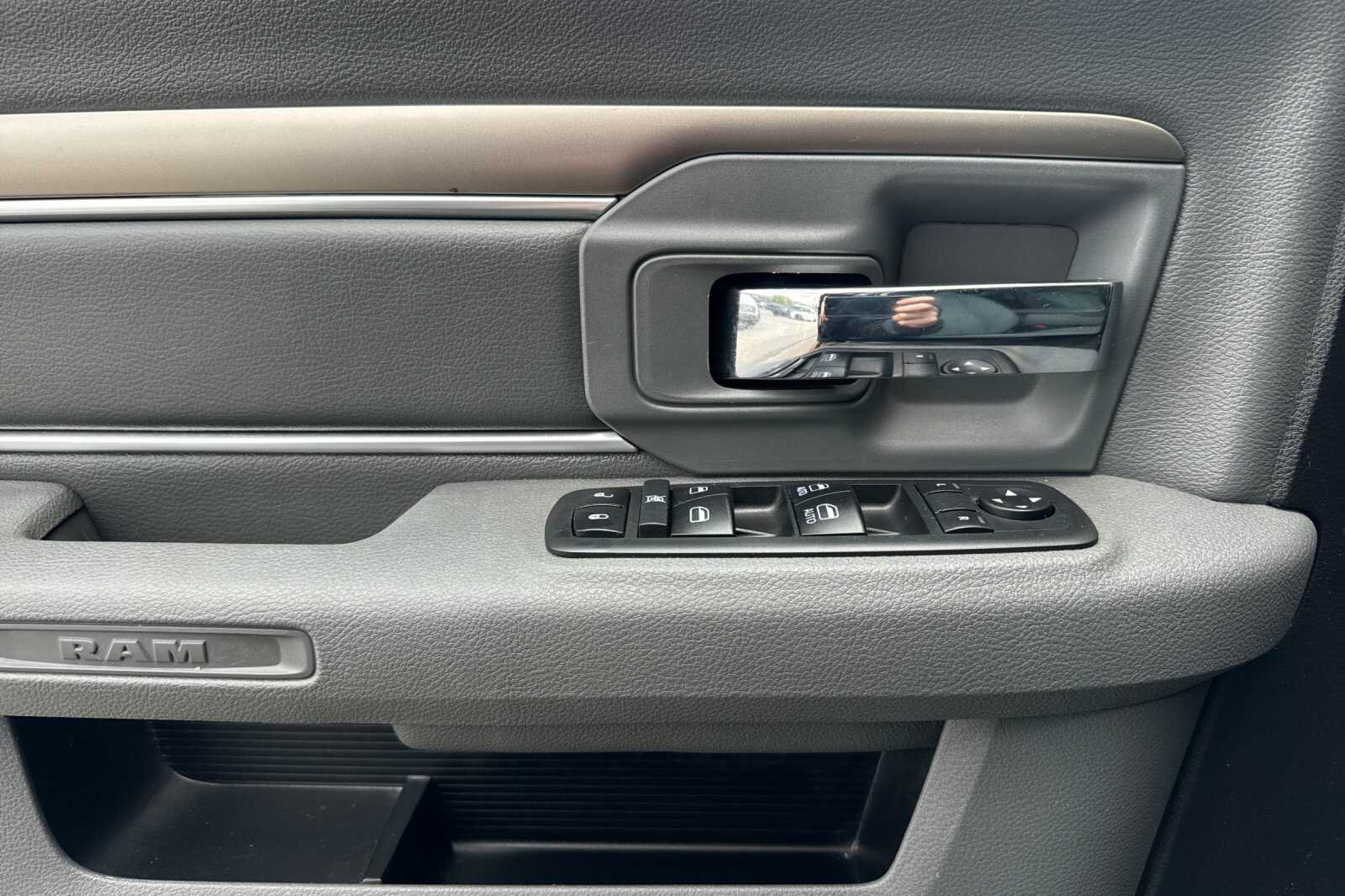 Used 2018 RAM 1500 Classic SLT RWD image 11