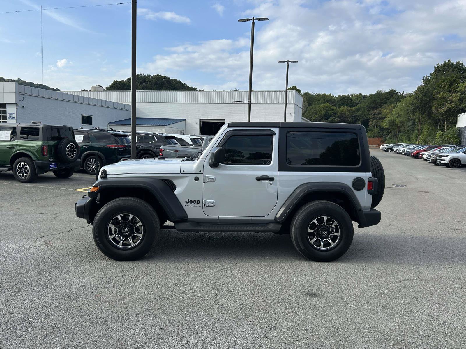 Used 2023 Jeep Wrangler Sport AWD/4WD image 4