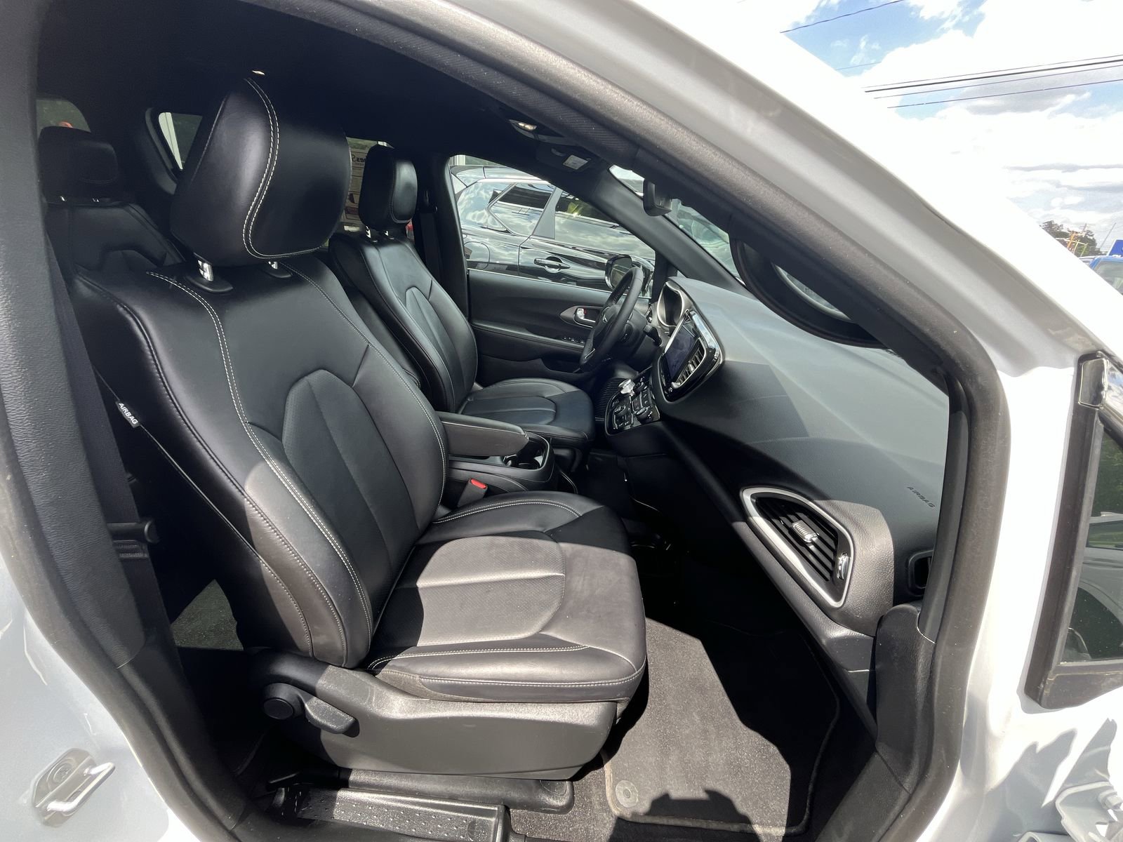 Used 2025 Chrysler Pacifica Select FWD image 27
