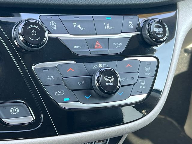 Used 2023 Chrysler Pacifica Touring-L FWD image 28
