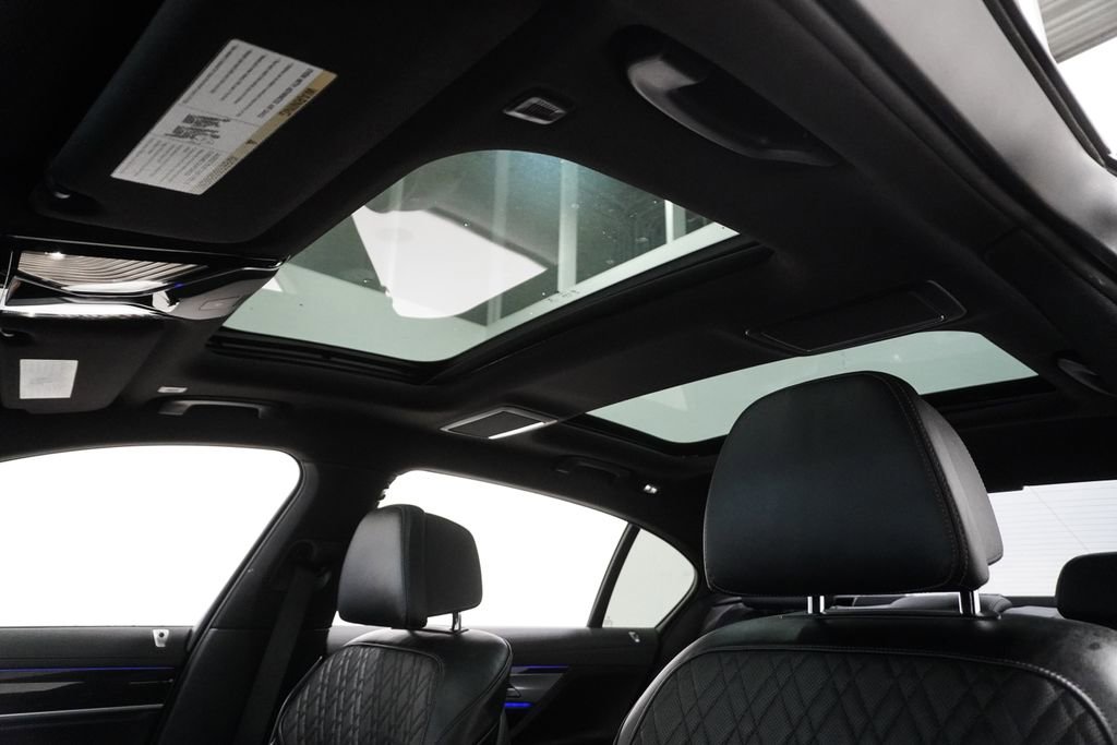 Used 2019 BMW 750i xDrive w/ M Sport Package image 7