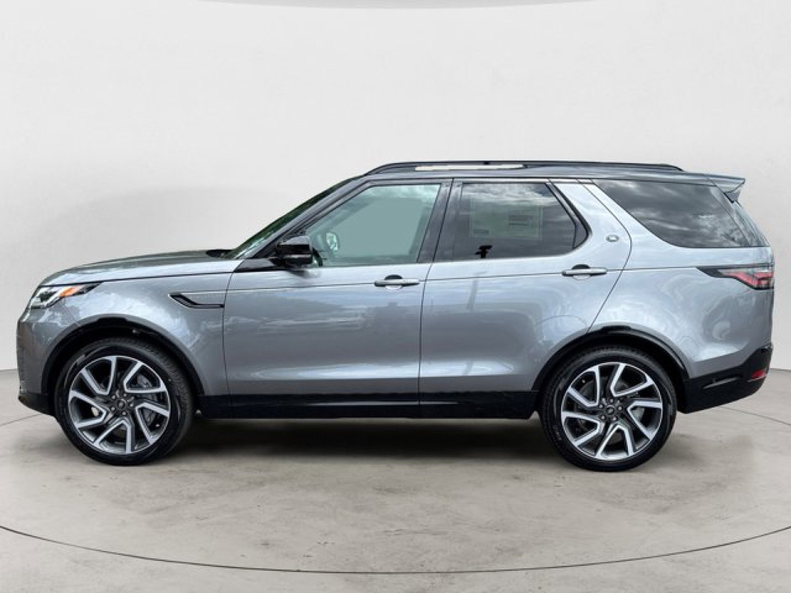 New 2025 Land Rover Discovery Dynamic SE image 7