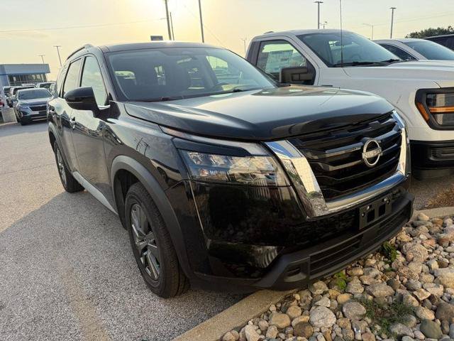 Used 2024 Nissan Pathfinder SV FWD image 2