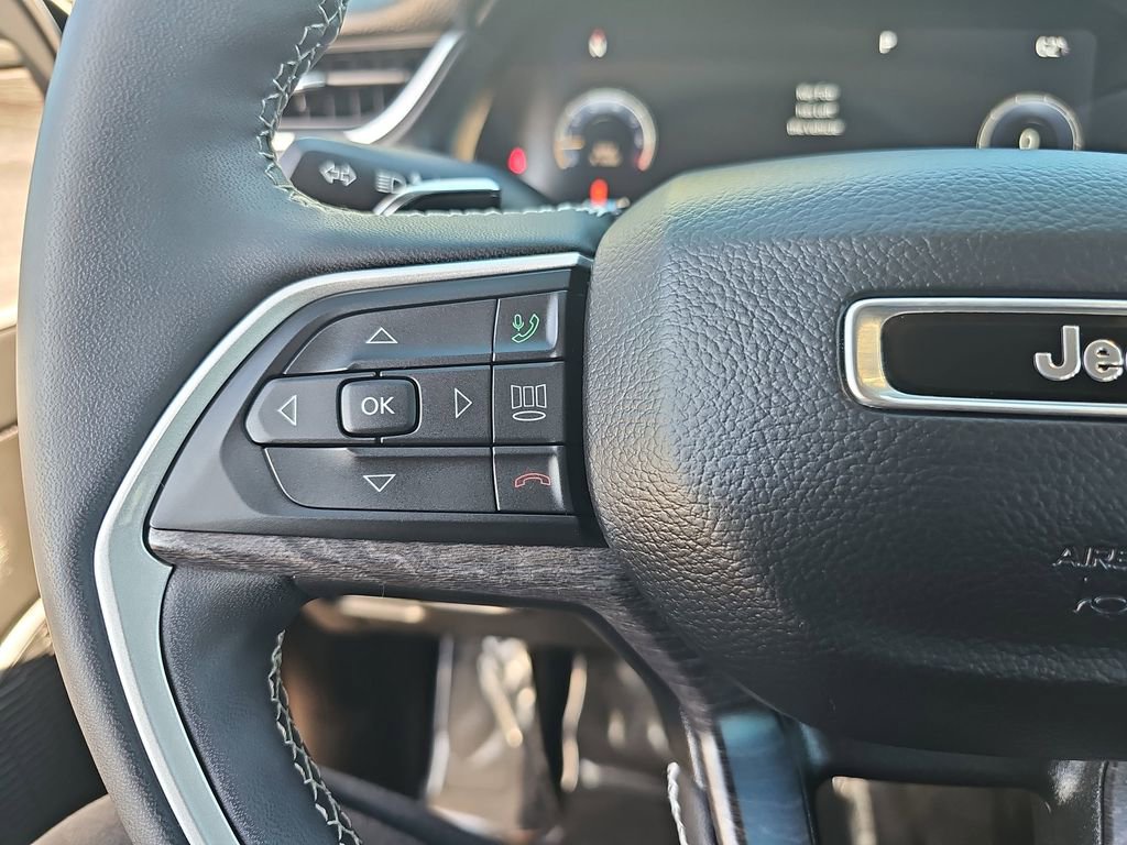 Used 2023 Jeep Grand Cherokee Limited w/ Black Appearance Package image 17