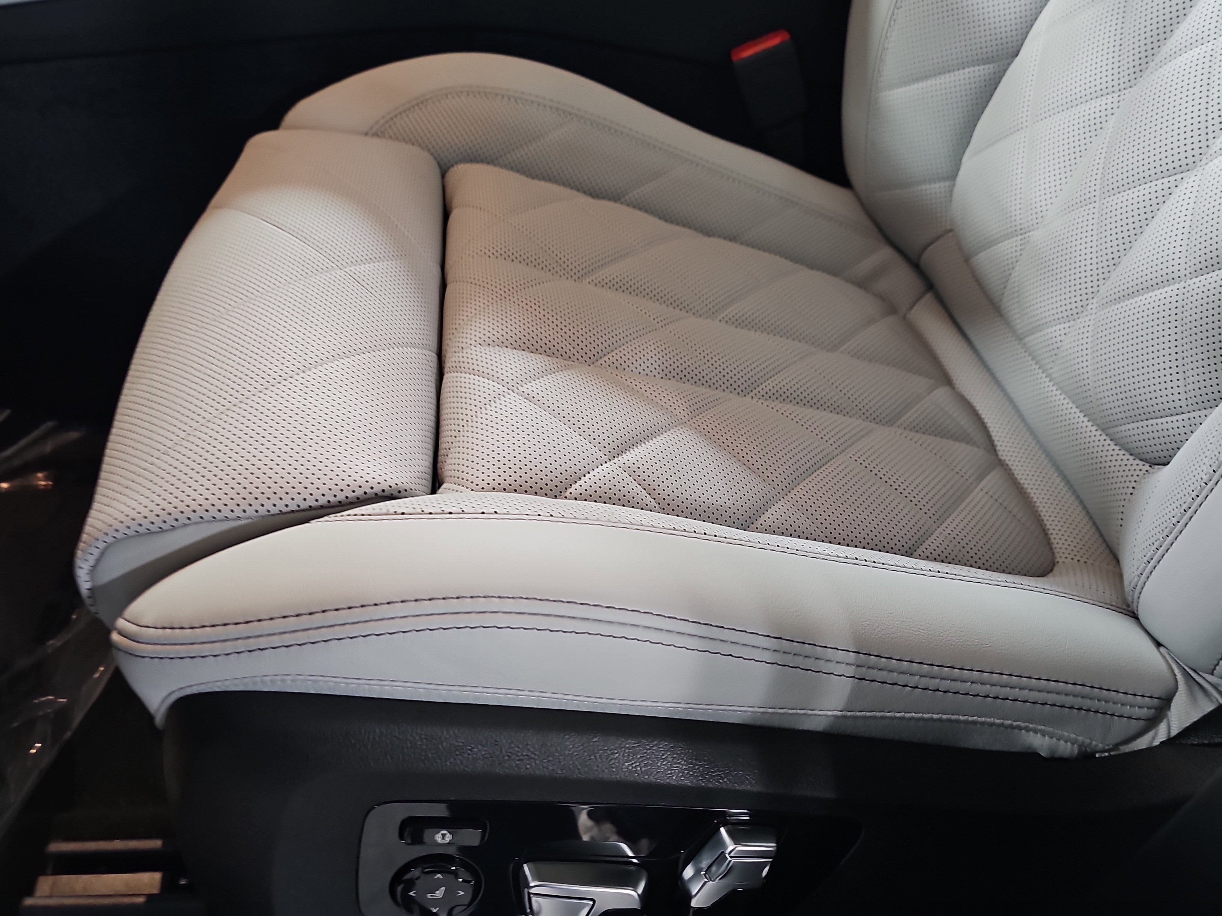 New 2026 BMW X5 xDrive50e w/ Climate Comfort Package image 31