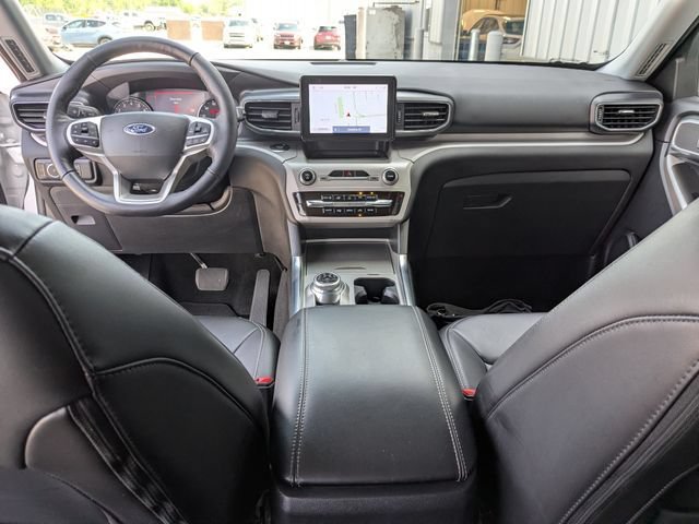 Used 2023 Ford Explorer XLT w/ Equipment Group 202A AWD/4WD image 4