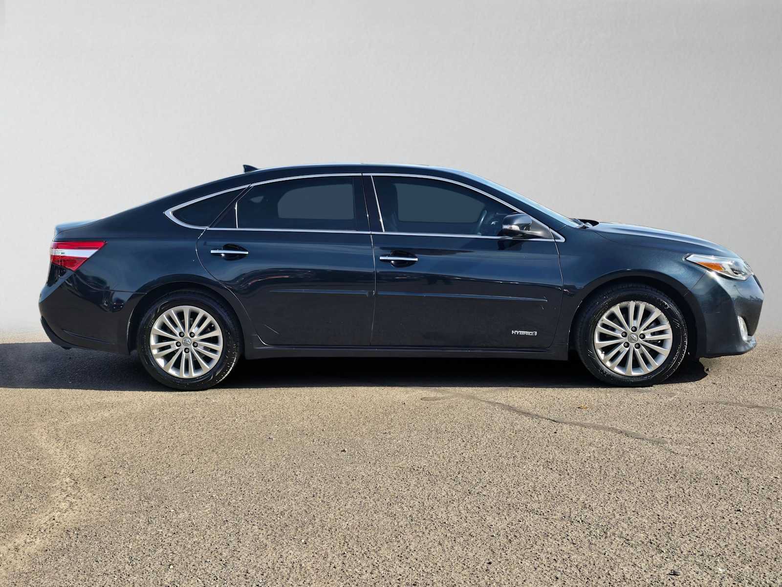 Used 2015 Toyota Avalon Limited FWD image 2