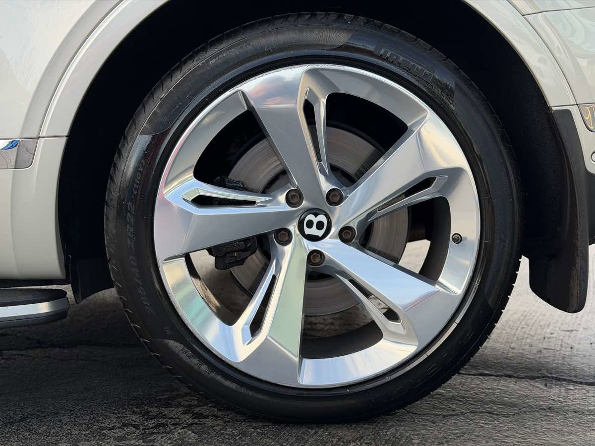 Used 2018 Bentley Bentayga image 34