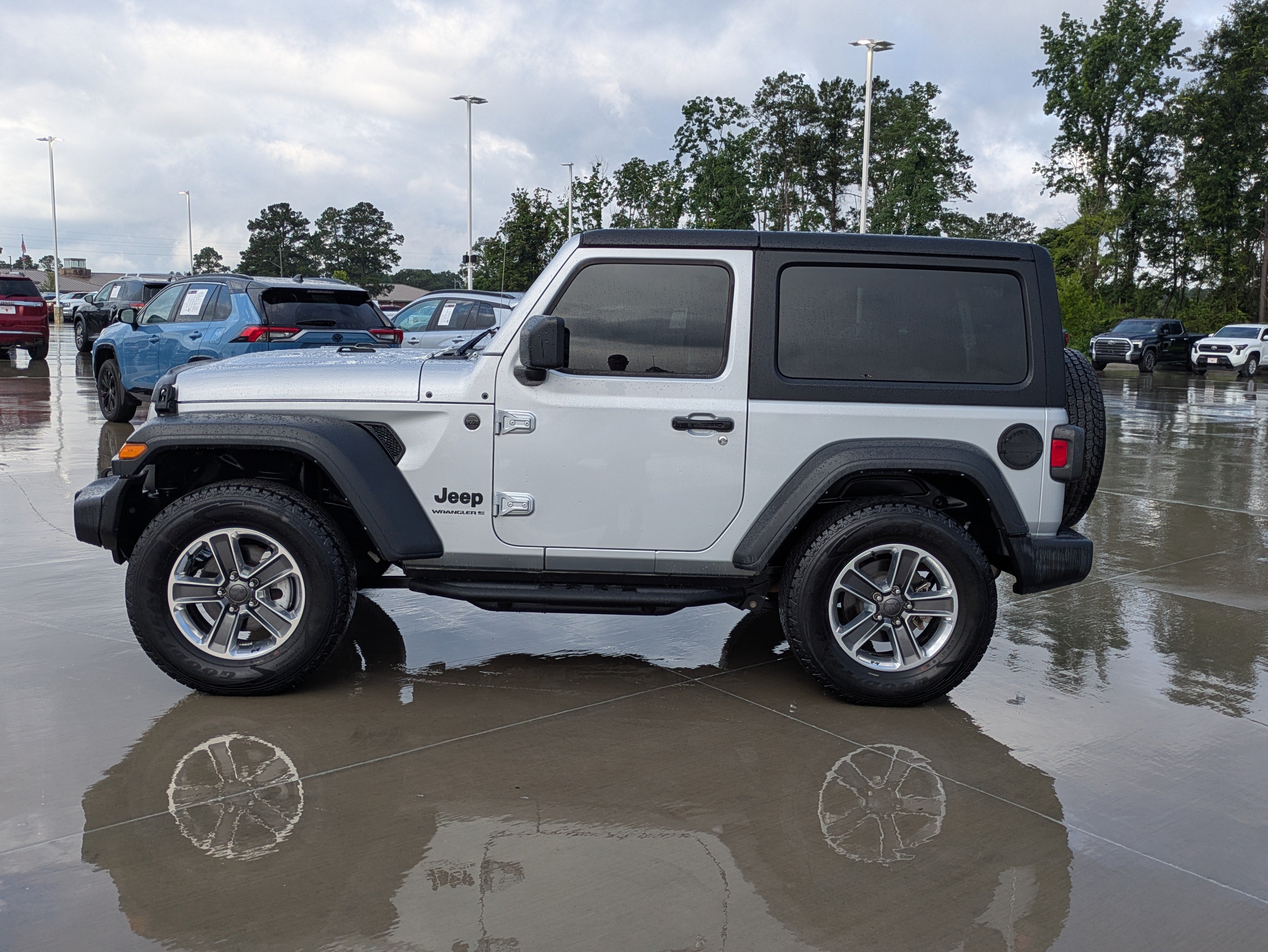 Used 2023 Jeep Wrangler Sport AWD/4WD image 2